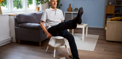 노인 의자 다리올리기 이미지사진