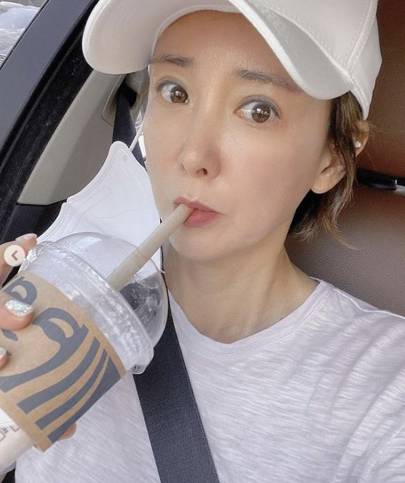 마스크를 벗은 이상아의 모습