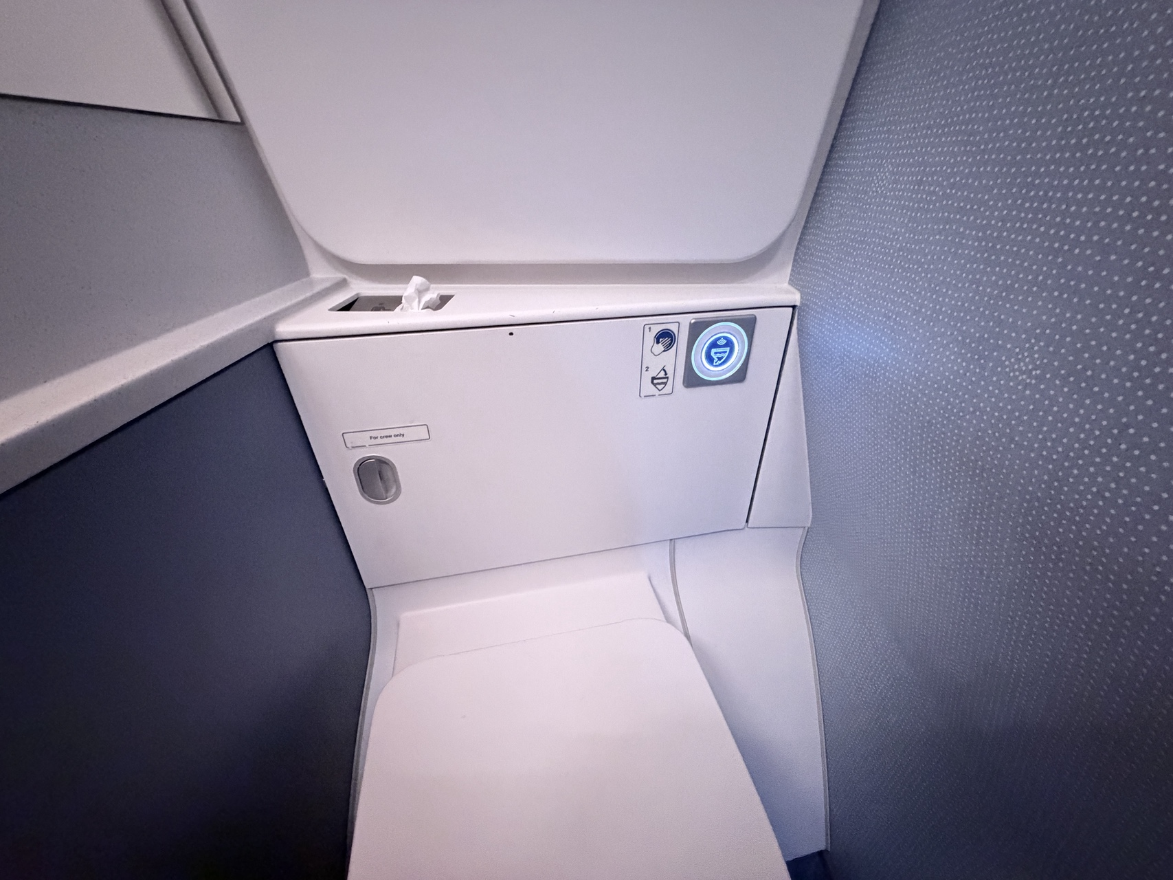 로마-피우미치노-KL1602-A321neo-기내-화장실