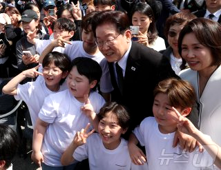 이 대통령 4·19 정신 민주묘지 참석(영상)