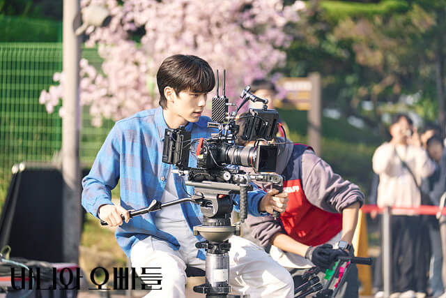 바니와오빠들-황재열-배우가-촬영-카메라를-작동하고-있습니다.