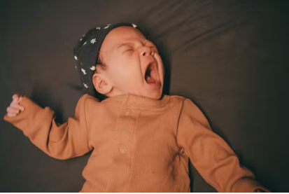 아동이 하품하고 있는 모습