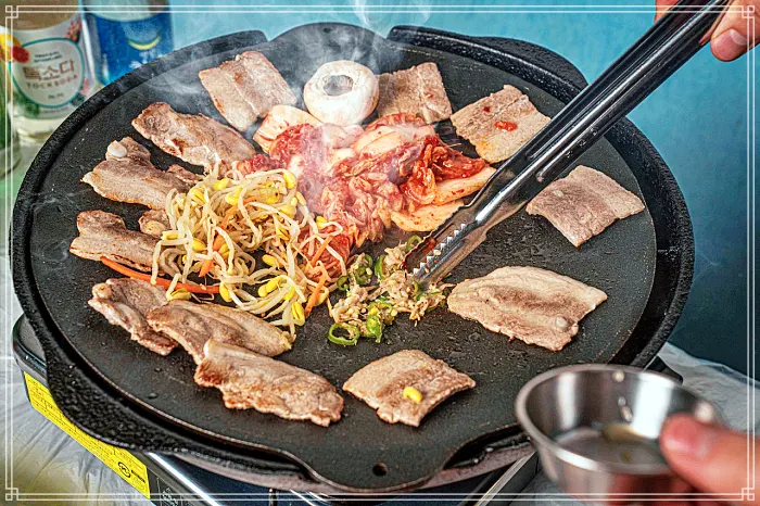 생방송 오늘저녁 수원 인계동 수십가지 반찬, 레트로 옛날 학교 교실 분위기, 냉동 삼겹살 맛집