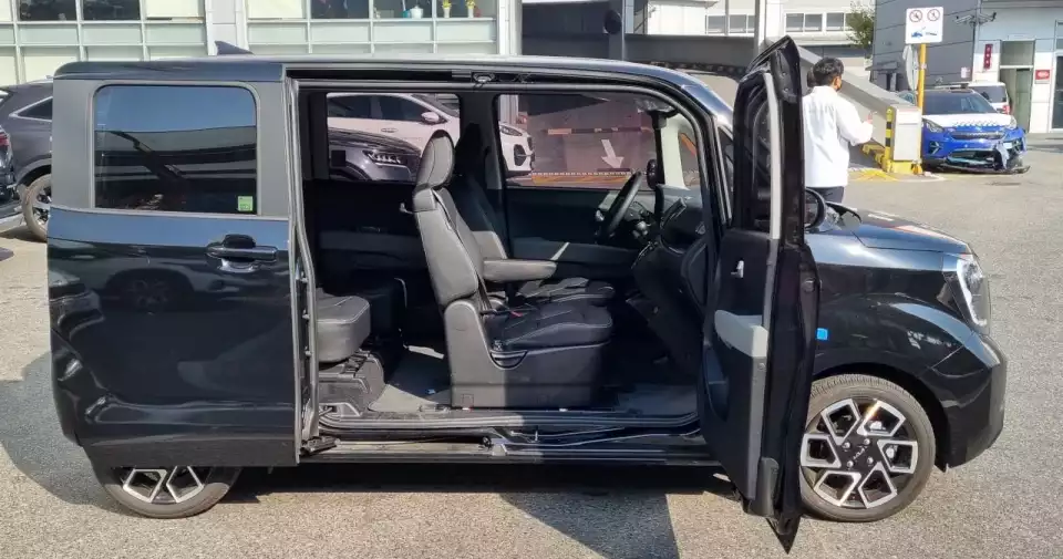 앞문과 동반자석 뒷문을 연 모습입니다.