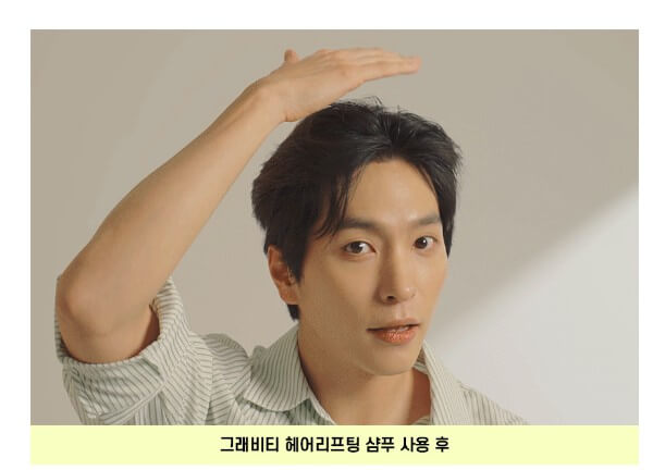 한-남성이-풍성해진-머리를-만져보고-있습니다.