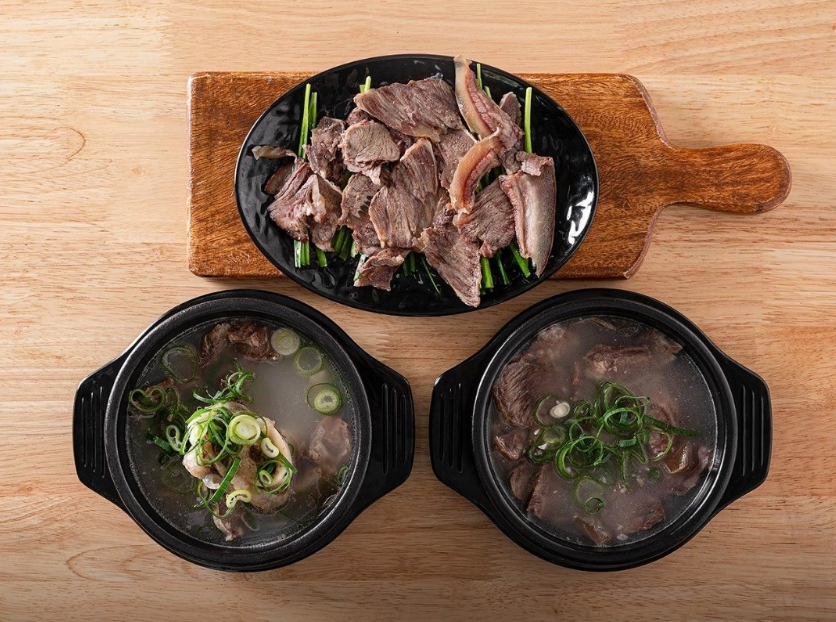 만나곰탕 대표메뉴 한우곰탕과 수육 이미지