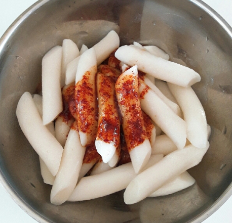 한국의 떡 종류 기름떡볶이-데친 떡에 양념장을 버무려 잠시 간이 배게 둔다.