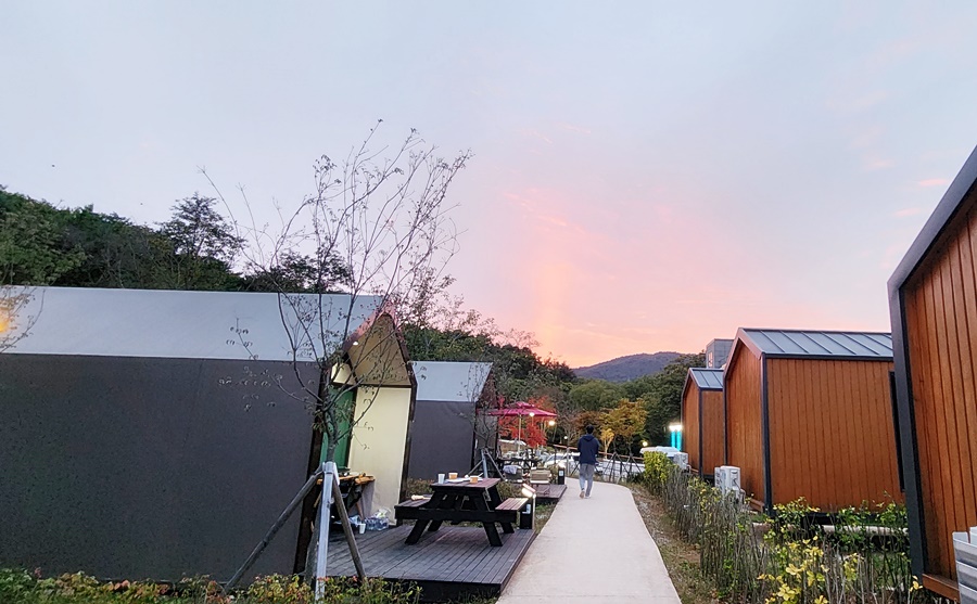 그림같은 노을이 지는 시기막 특화야영장에서의 전경