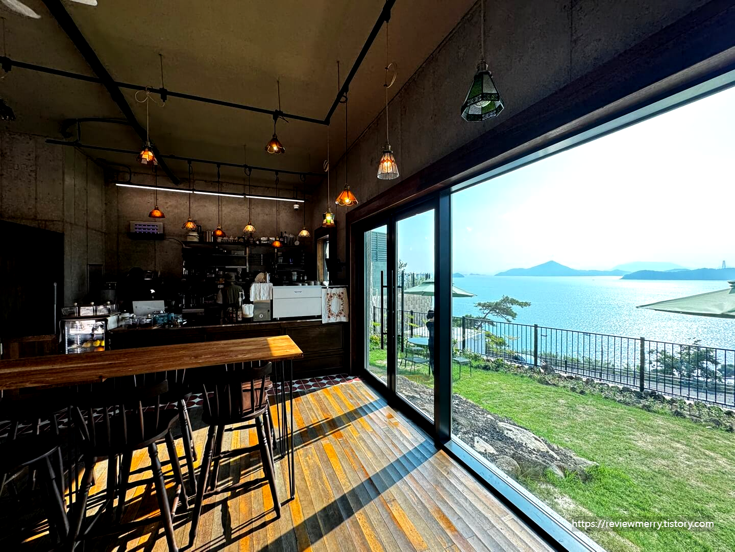 본관 카운터 및 통창