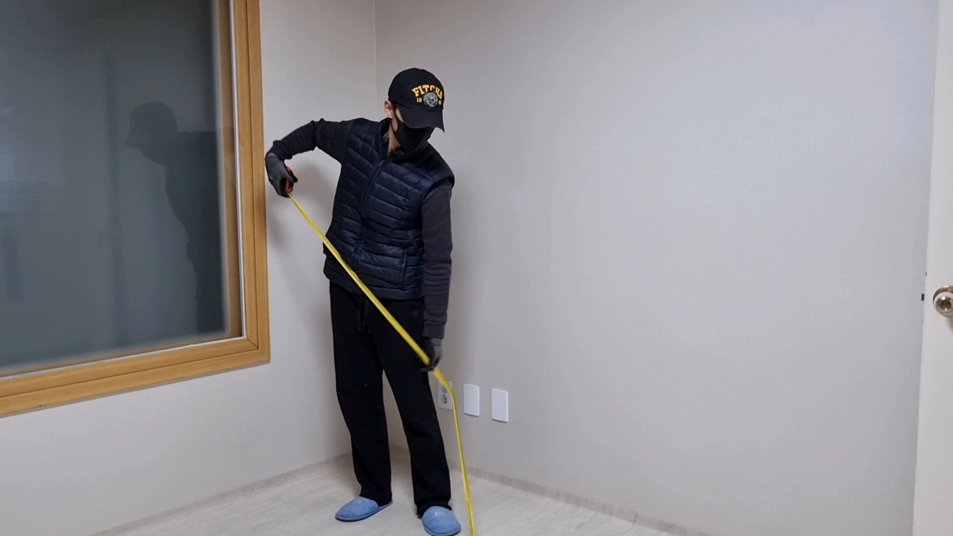 1평 가로세로 길이 측정하는 모습