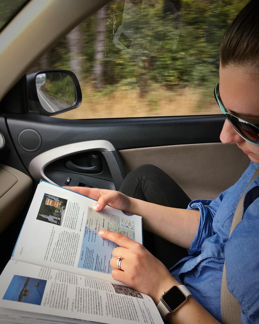 자동차 생활백서 25편
차 안 독서 루틴 – 스마트폰 대신 책 한 페이지, 마음을 정리하는 시간