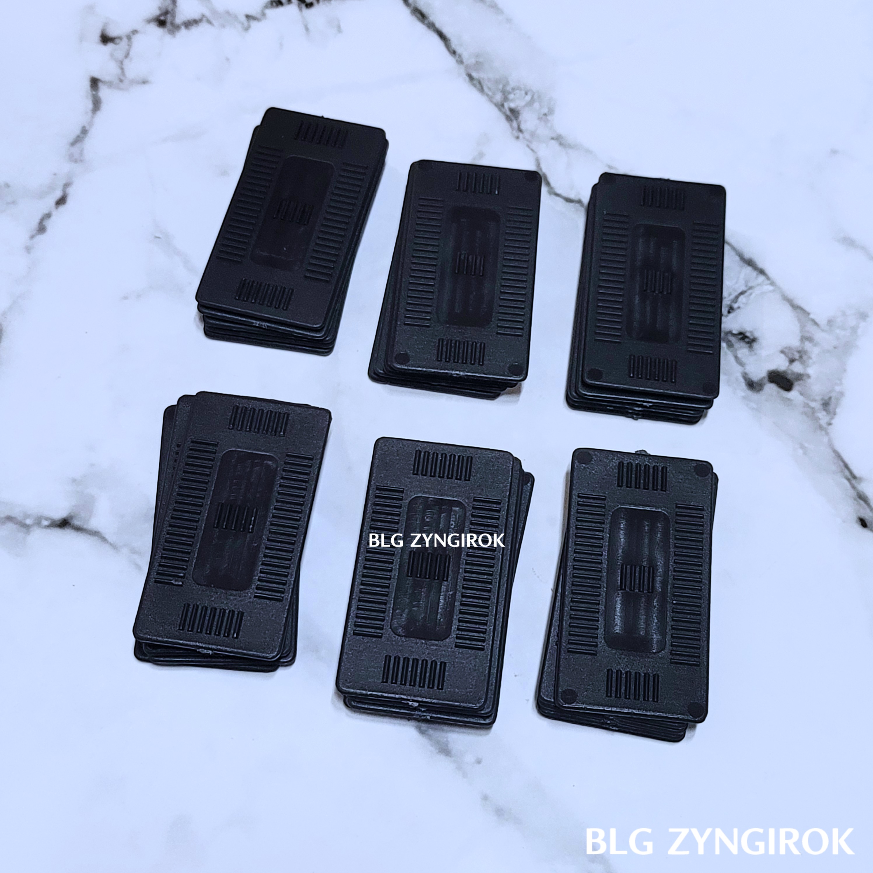 샷시 시공을 위한 평평 쐐기가 테이블 위에 놓여있다.