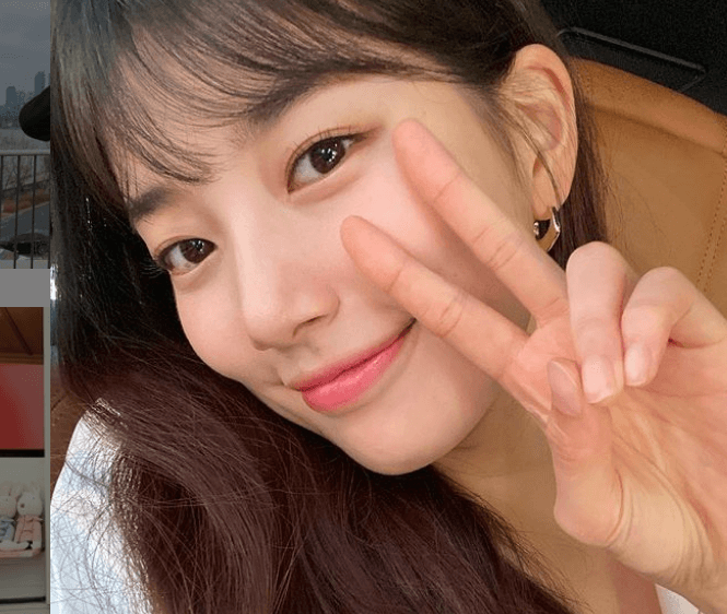 손가락으로-브이만들고-있는-수지