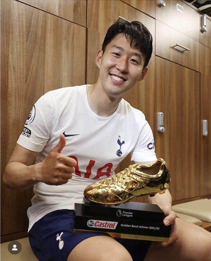 프리미어리그 득점왕 트로피를 들고 라커룸에서 엄지손가락을 치켜든 손흥민&amp;#44; 2021-22 시즌 황금 부츠 수상 직후