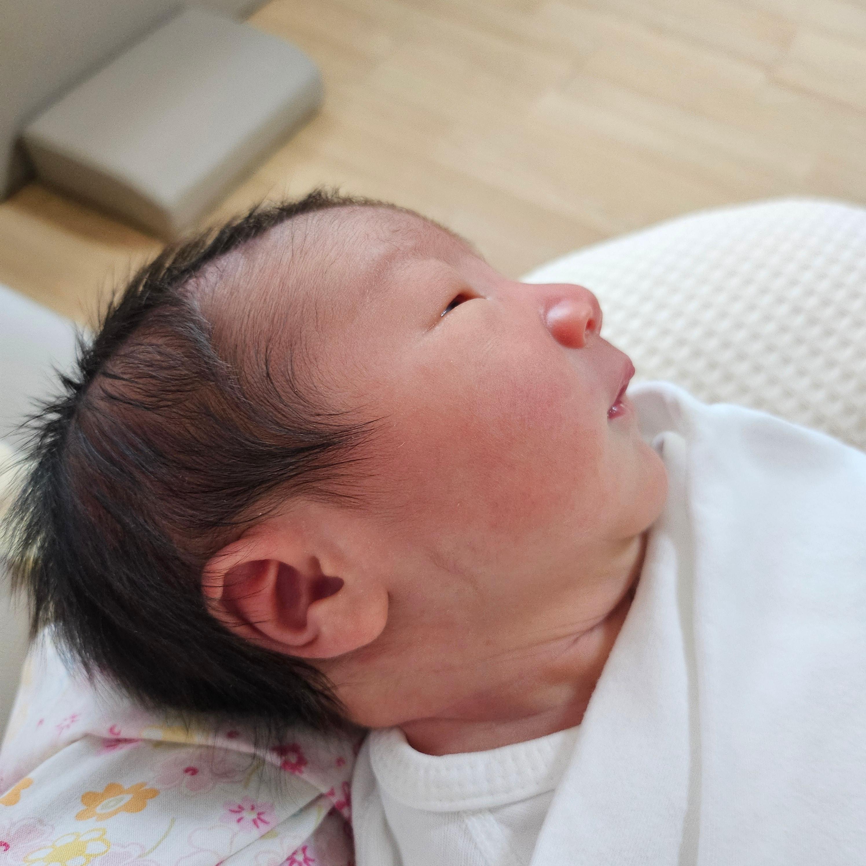 우리 아기 몸이 노랗게 보여요! 신생아 황달 확인법과 관리 팁