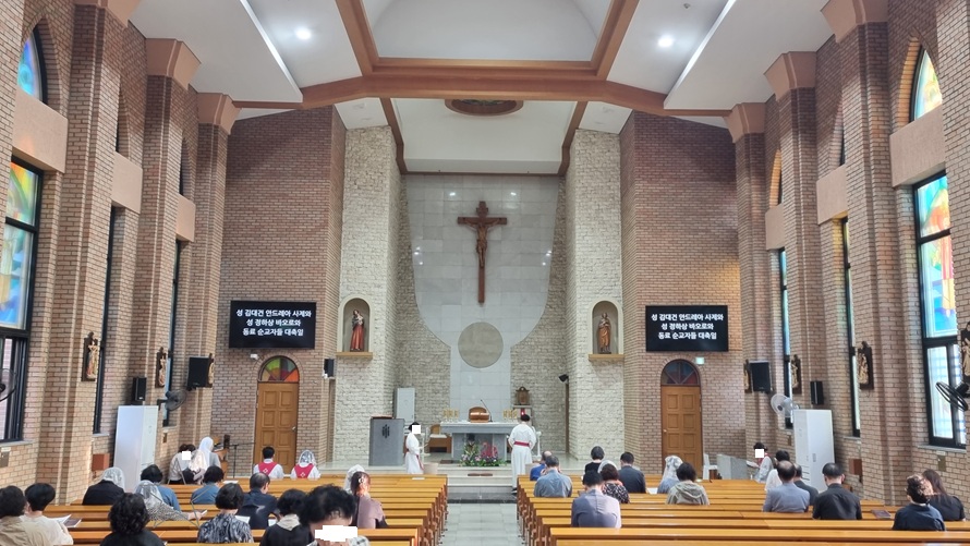 울산 삼산성당 성전 안 제대, 제단, 십자고상, 감실 사진