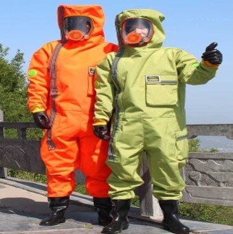 말벌을-잡기-위해-반드시-입어야할-주황색-녹색-방호복과-장화를-착용하고있는-두사람