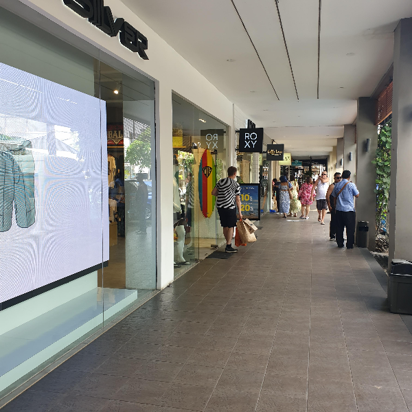 여러 가게들이 쭉이어져있다. 쇼핑백을 든 고객들도 보인다.