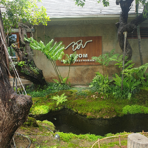 치앙마이 카페 투어 ⑤ : 인생샷을 찍을 수 있는 뷰 맛집 (Chom Cafe and Restaurant) _카페 입구_로고_앞에 작은 물길