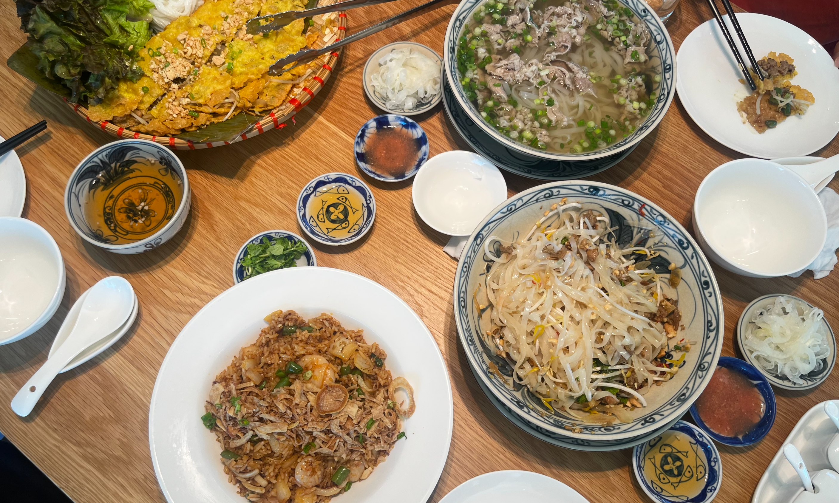 코카로카 쌀국수, 반쎄오, 문미트엉, 해산물볶음밥