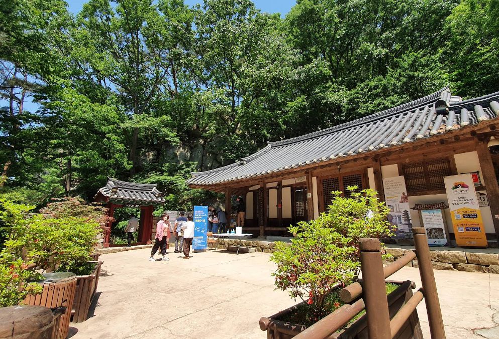 서산 용현리 마애여래삼존상