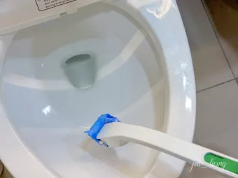 변기 물때 구연산 분무 후브러시로 황변제거 요령_12