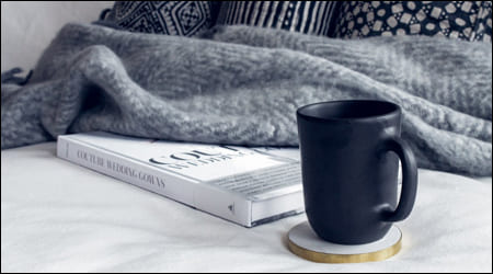 따뜻한 담요와 책&amp;#44;과 차