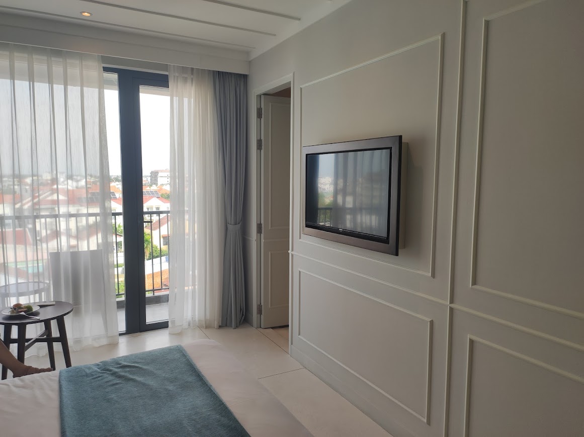 웰컴 과일 플래터가 놓여진 테이블과 발코니