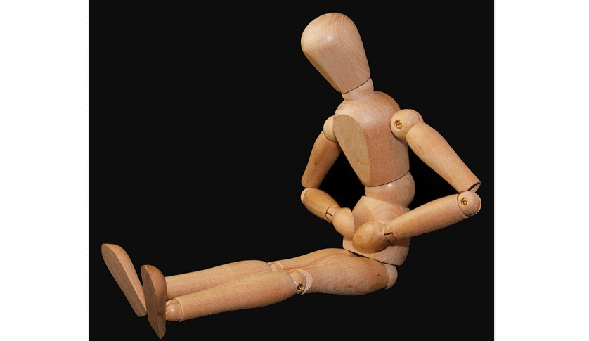 카페인 과다 섭취 증상으로 속 쓰림을 호소하고 있다