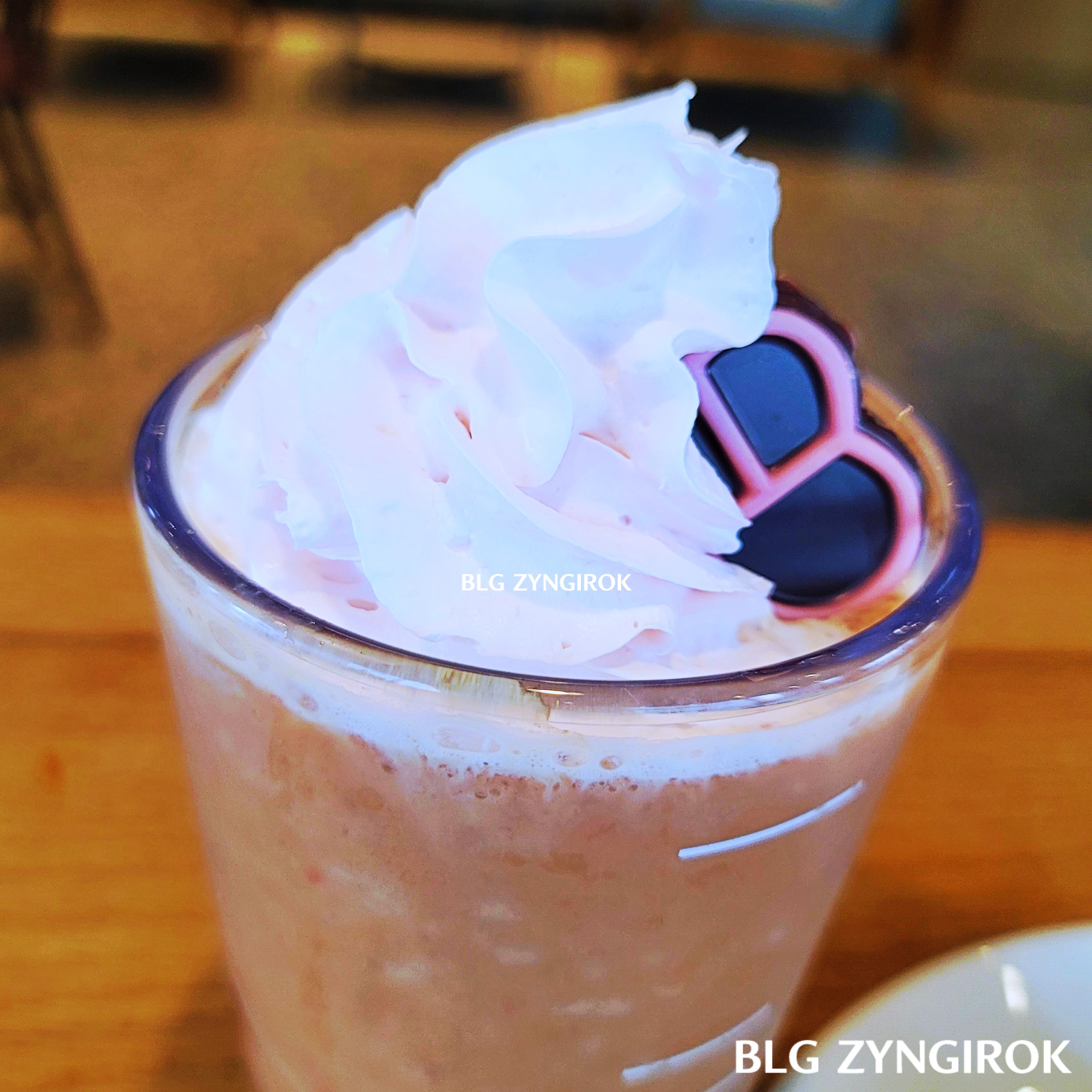 블랙핑크 스타벅스 프라푸치노 모습이다.