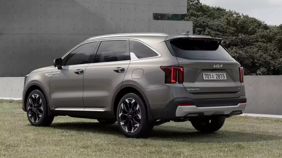 더 뉴 쏘렌토 측후면입니다.