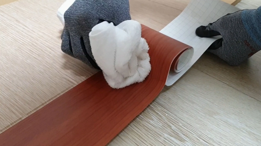 장롱 테두리 시트지 붙이는 모습