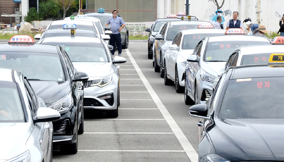 택시 기사의 사납금 미달액을 임금에서 공제하도록 정한 노사 합의는 무효로 봐야한다는 대법원 판단이 나왔다. 위 사진은 기사 내용과 무관함. [사진=뉴시스]