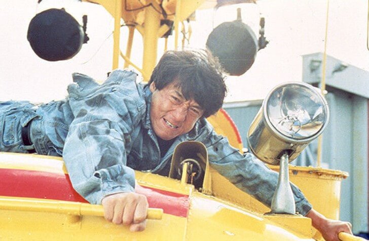 성룡이 자동차에 매달린 장면