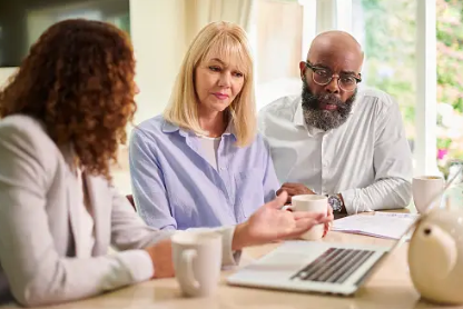 상속의-단순승인을-위해-변호사와-협의하고-있다.