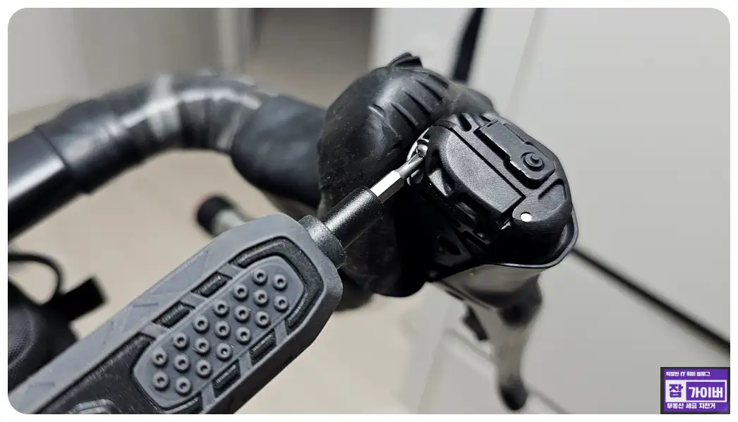 울테그라 R8070 Di2 레버 후드를 젖혀 배터리 커버 위치를 노출한 모습