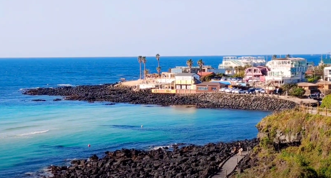 한담해안산책로에서 보이는 애월카페거리의 모습입니다.