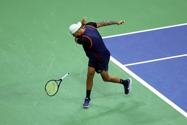 닉 키리오스가 라켓을 집어던지는 모습