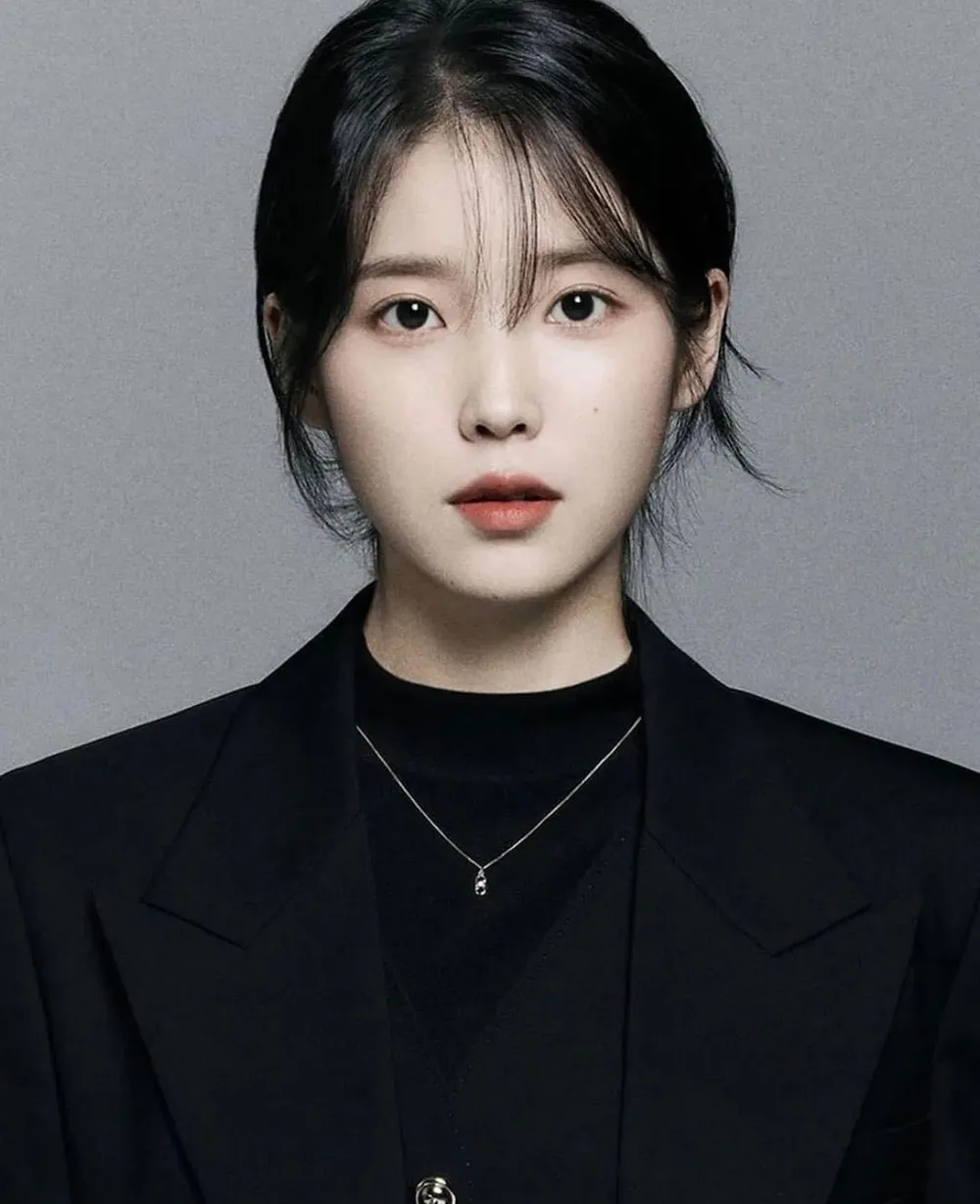 가수 아이유의 프로필 사진.