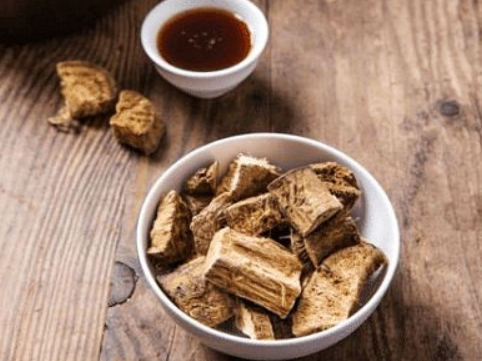 칼슘과 피지 조절에 도움이 되는 칡차