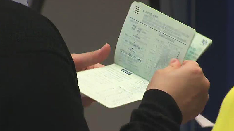 통장을 보는 사람