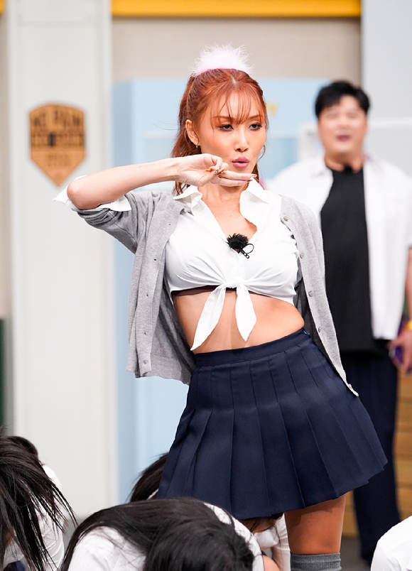 '아는 형님' 화사가 교복을 리폼한 파격 의상을 입고 퍼포먼스를 보여주고 있다. [사진=JTBC]