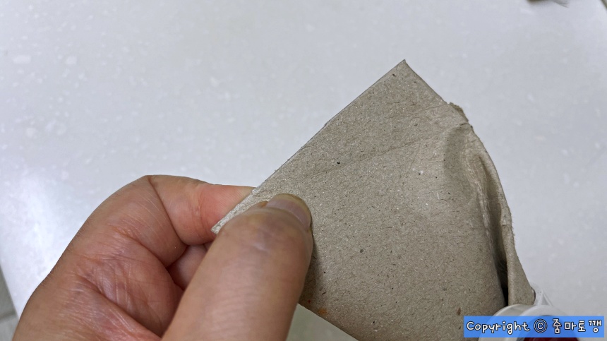 청소기에-휴지심-끼우기