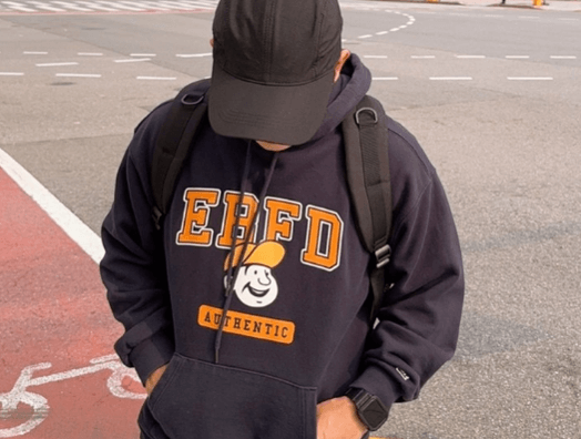 검정색-후드티와-모자를-깊게-눌러쓴-남자가-고개를-숙이고-주머니에-손을-넣고있는-모습