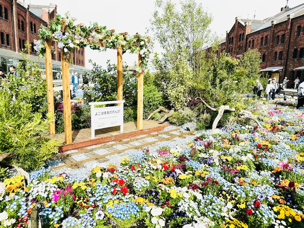 꽃이 활짝 핀 기차역 풍경 사진