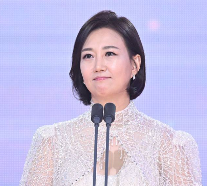 장윤정 모친 투자 사기 구형 징역 1년 6개월…법정서 눈물