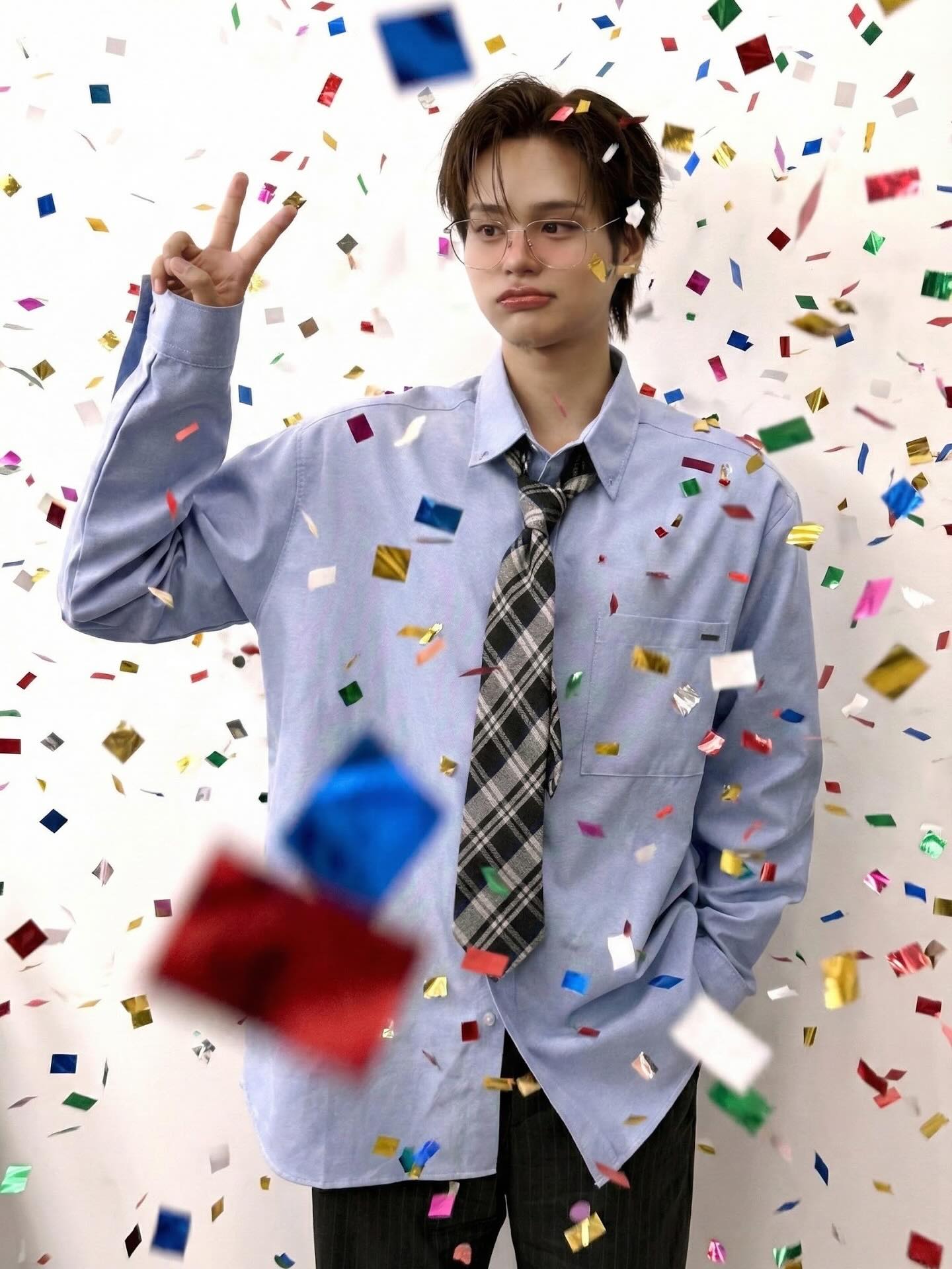 블루 셔츠에 체크무늬 타이를 매고 브이 포즈를 하고 있는 안경 쓴 워너원 이대휘의 파티 사진