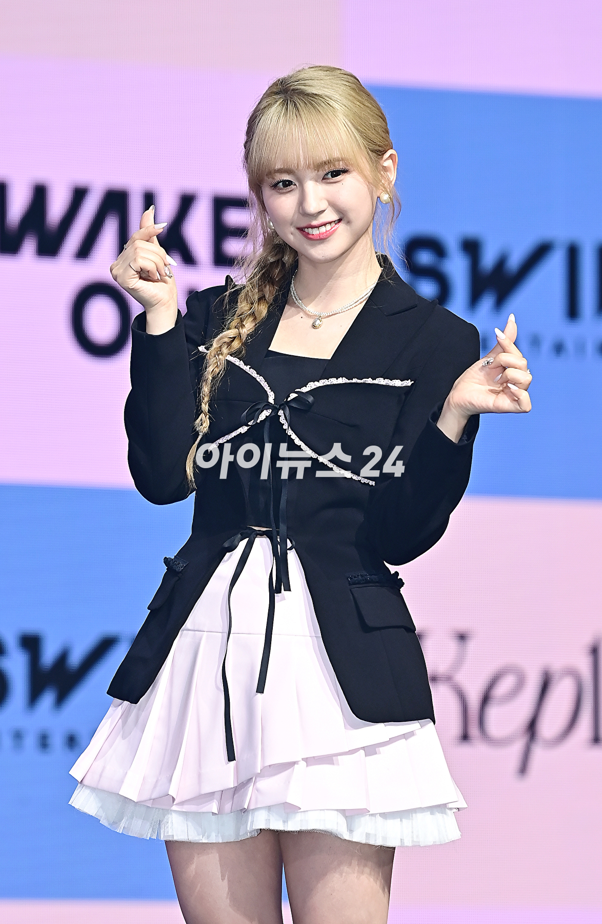 걸그룹 케플러(Kep1er) 마시로가 25일 오후 서울 광진구 예스24 라이브홀에서 열린 다섯 번째 미니앨범 'Magic Hour' 쇼케이스에서 포토타임을 갖고 있다. [사진=곽영래 기자]