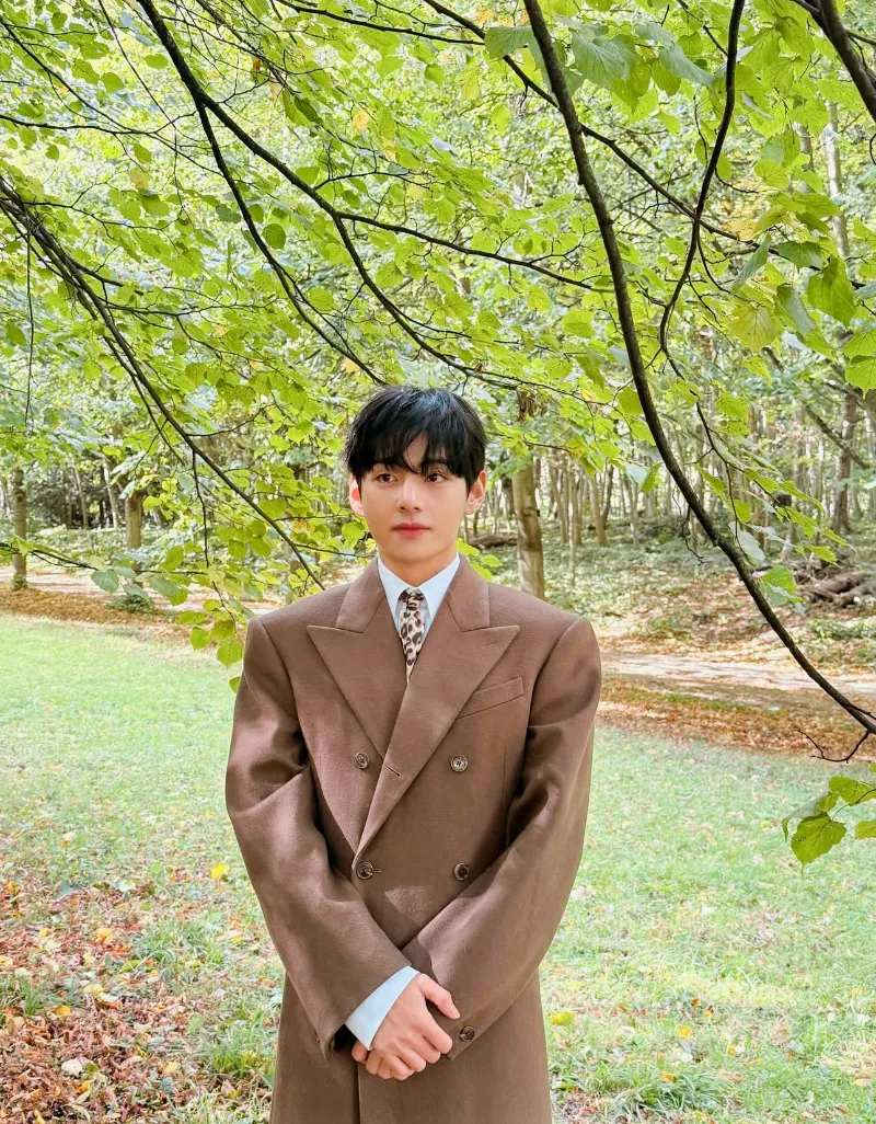 BTS 뷔, 뷔 공항패션, 뷔 패션위크 참석, 뷔 셀린느 패션쇼, 뷔 셀린느 앰버서더, 뷔 셀린느 2026, 셀린느 2026 컬렉션, 셀린느 패션 트렌드, 파리 패션위크, 인천공항 뷔 출국, 뷔 런웨이 룩, 뷔 셀린느 2026 컬렉션, 셀린느 글로벌 앰버서더, 생클루 국립공원 패션쇼, 뷔 패션 아이콘, BTS 뷔 셀린느, 뷔 셔츠 스타일, 셀린느 캐시미어 카디건, 뷔 히로노 인형, 뷔 셀린느 화보, 셀린느 남성룩, 뷔 셀린느 무드, 뷔션위크, Vashion Week, TaehyungXCeline