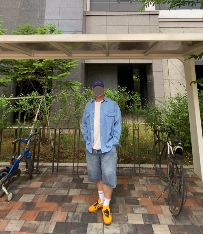 데일리룩('26. 5. 23.)윅 NEW YORK 빈티지 볼캡, 레테르코모 데님셔츠, 쿨탠다드 티셔츠, 디미트리블랙 버뮤다 데님 팬츠, 나이키 삭스, 컨버스 올스타 클래식 트레이너